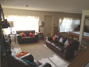 Een smart-tv, een open haard, een dvd-speler en boeken