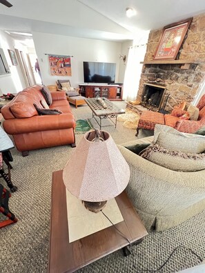 Smart-TV, peis, DVD-spiller og bøker