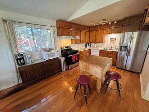 Kylskåp, mikrovågsugn, ugn och spishäll