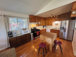 Kjøleskap, mikrobølgeovn, ovn og kokeplater