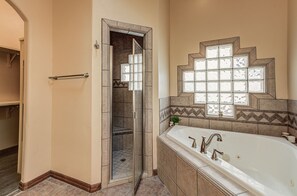Ensemble douche/baignoire, baignoire à jets, sèche-cheveux