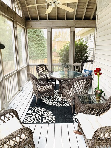 Lovely Home, Perfect location, Coliseum, Golf, HPU, Back Porch & Community pool