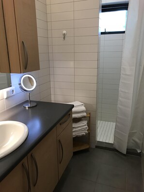 Badewanne, Haartrockner, Handtücher, Seife
