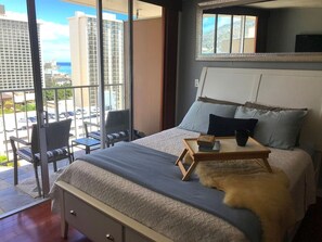 Escritorio, tabla de planchar con plancha, wifi gratis y ropa de cama 