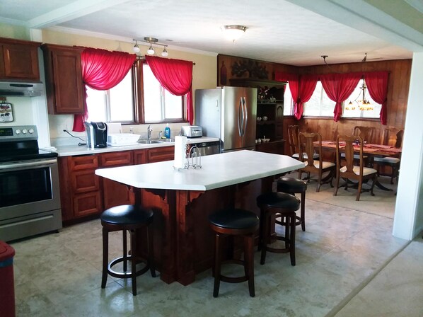 Jääkaappi, mikroaaltouuni, uuni, liesi