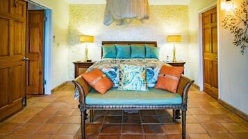 5 quartos, escrivaninha, ferros/tábuas de passar roupa