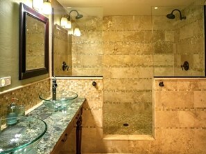 Ensemble douche/baignoire, sèche-cheveux, serviettes fournies, savon