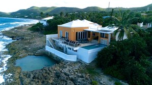 Ein modernes Küstenhaus mit Pool mit Blick aufs Meer.