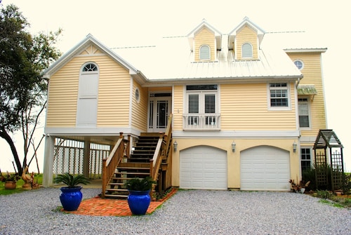 Gulf Front With Great Views And Pool!