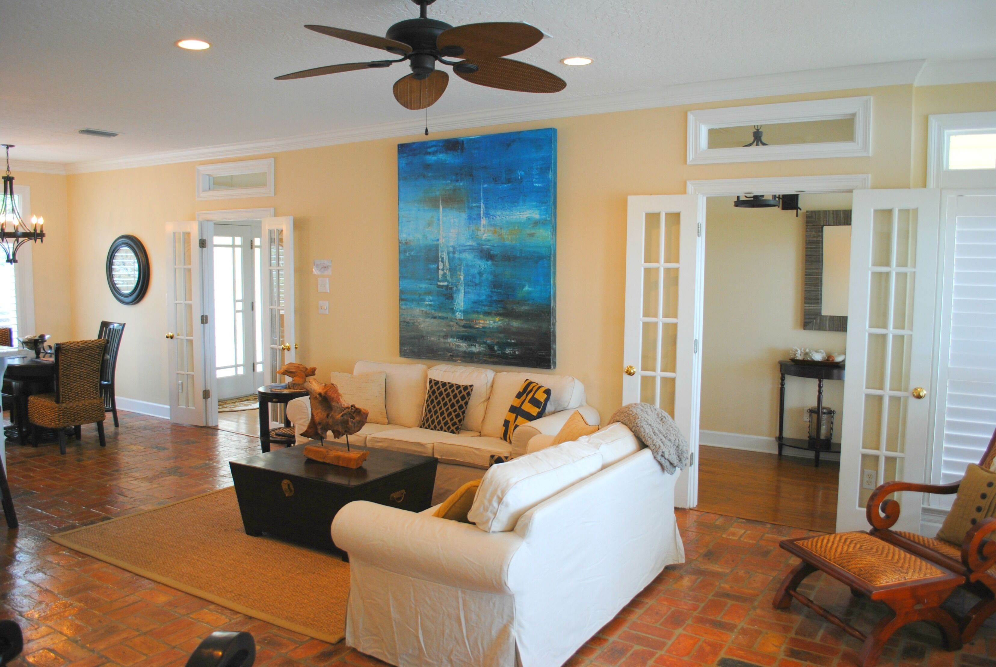 Télévision, cheminée, lecteur de DVD, livres