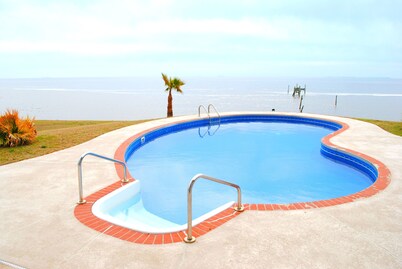 Gulf Front With Great Views And Pool!