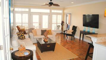 Fernseher, Kamin, DVD-Player, Bücher