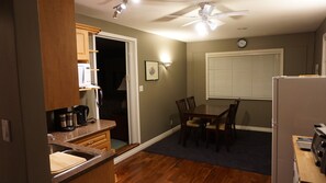 Fridge, microwave, oven, stovetop - New Zealand Hospitality In The Okanagan (Peachland)