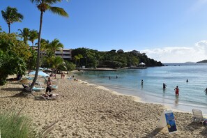 Playa en los alrededores, camastros y toallas de playa 