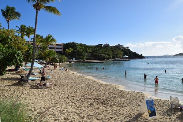 靠近海滩、沙滩椅、沙滩毛巾