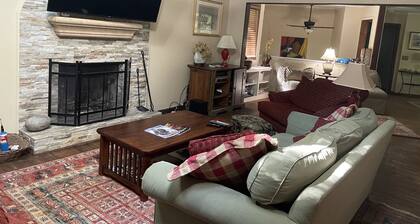 Tarifs réduits pour certaines dates d'été Animaux acceptés / Marche en ville. Grand porche!