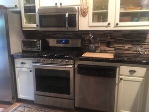 Fridge, microwave, oven, stovetop - summer dates avail/classic updated Intowncottage/pets ok/great screenporch&deck (Highlands)