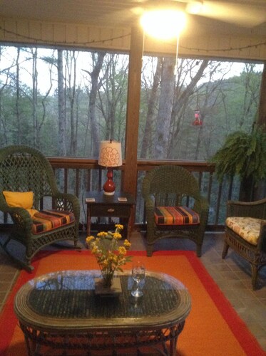 summer dates avail/classic updated Intowncottage/pets ok/great screenporch&deck