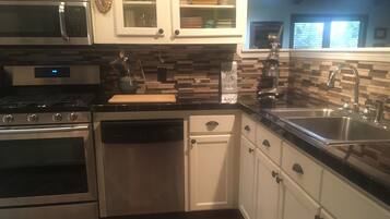 冰箱、微波炉、烤箱、炉灶