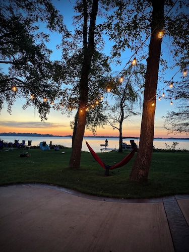 Relaxing Lakefront Cabin, Family + Lake + Dock + Sunset + Be Here, All Year Fun!