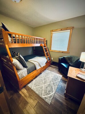 2 habitaciones, tabla de planchar con plancha, cuna de viaje y wifi