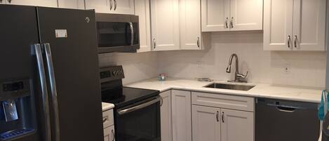 Frigorifero, microonde, forno, piano cottura