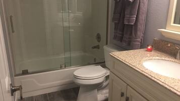 Suihkun ja ammeen yhdistelmä, hiustenkuivaaja, pyyhkeet, saippua