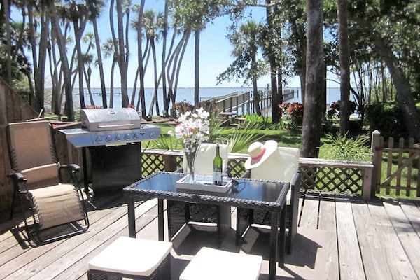 屋外ダイニングエリア