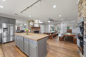 Geladeira, micro-ondas, fogão, cooktop