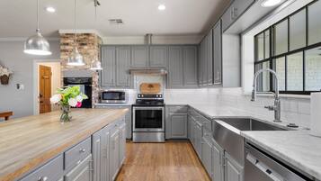 KylskÄp, mikrovÄgsugn, ugn och spishÀll