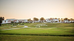Un terrain de golf avec, au fond, un bâtiment portant l’inscription « OMNI LACOSTA ».