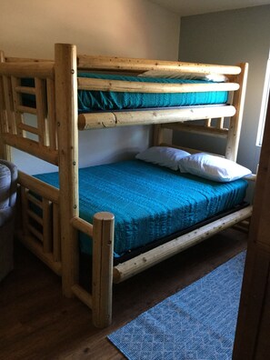 4 sovrum, skrivbord, strykjärn/strykbräda och gratis wi-fi