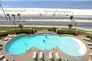 Una piscina cubierta, una piscina al aire libre