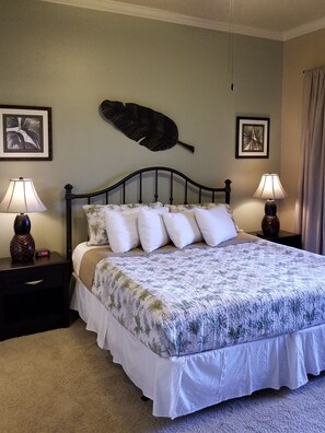 2 dormitorios, escritorio, tabla de planchar con plancha y cuna de viaje