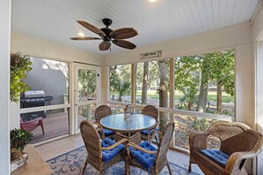Outdoor dining - 2BR Kiawah Cottage! Golf Views, Pool Access, Walk to Beach! GUEST FAVORITE! (Kiawah Island)