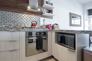 Frigorifero, microonde, forno, piano cottura