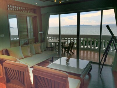 Beachfront Pattaya Condo Overlooking Pool