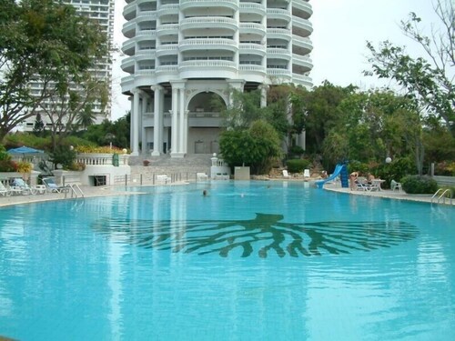 Beachfront Pattaya Condo Overlooking Pool