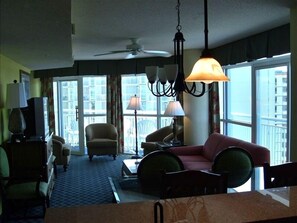 Una televisión, un reproductor de DVD, un futbolín