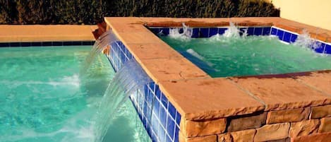 Una piscina al aire libre, una piscina climatizada