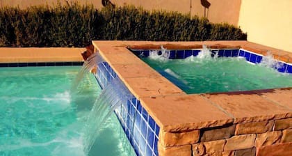 Piscina climatizada de estilo centro turístico