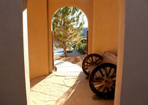 Resort Style Home - Your Albuquerque Oasis - JACUZZI OPEN STARTING JANUARY 5TH 