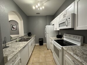 Een koelkast, een microgolfoven, een oven, een kookplaat