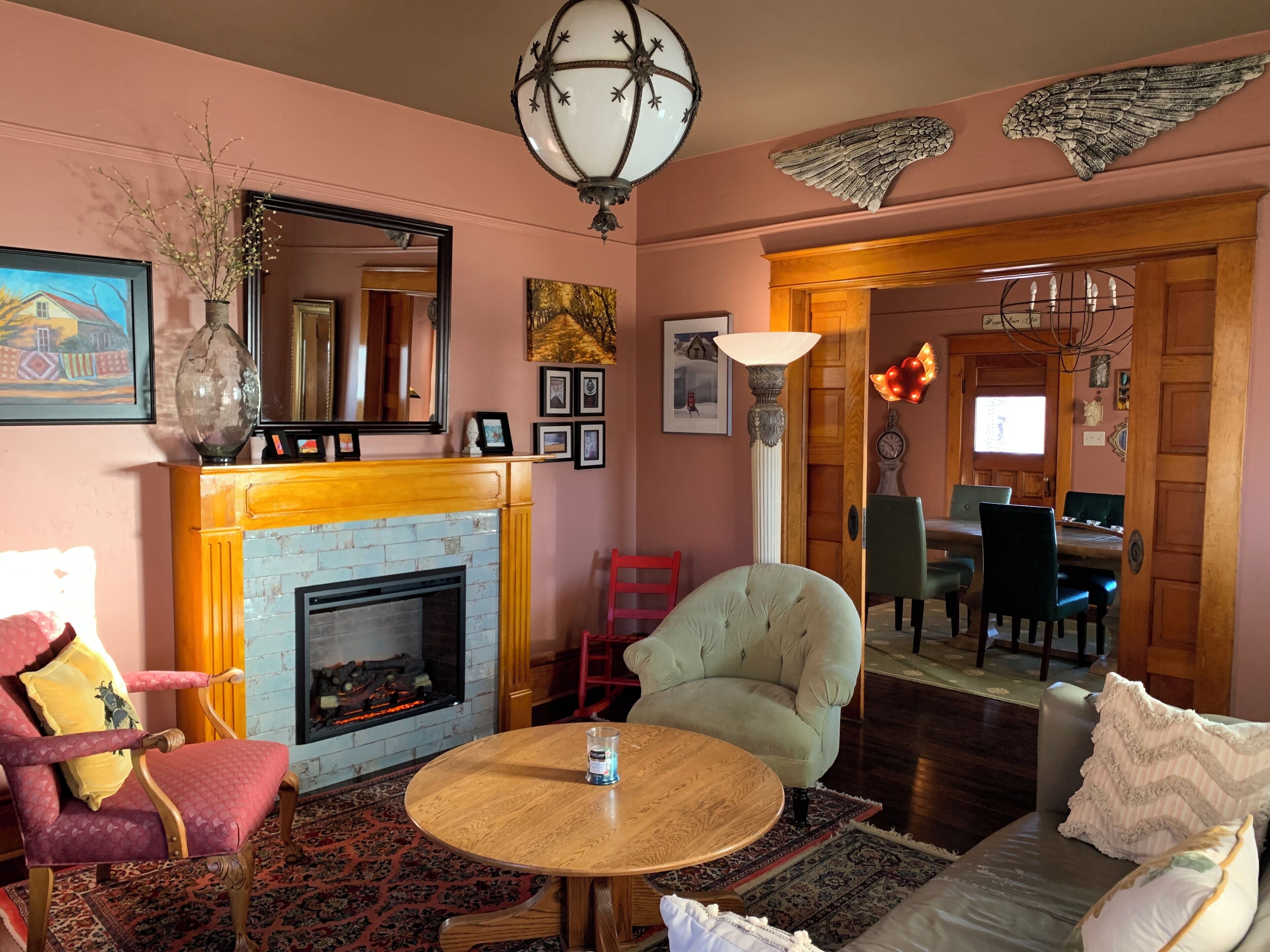 TV connectée, lecteur de DVD, livres, vidéothèque