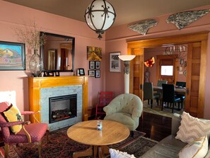 Älytelevisio, DVD-soitin, kirjoja, videokirjasto