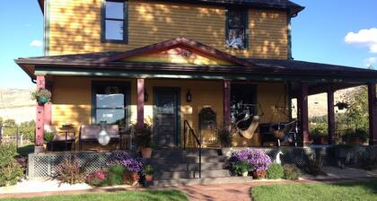 LARGE HOUSE - Perfect for groups! In the middle of WINE COUNTRY - WALK TO TOWN!