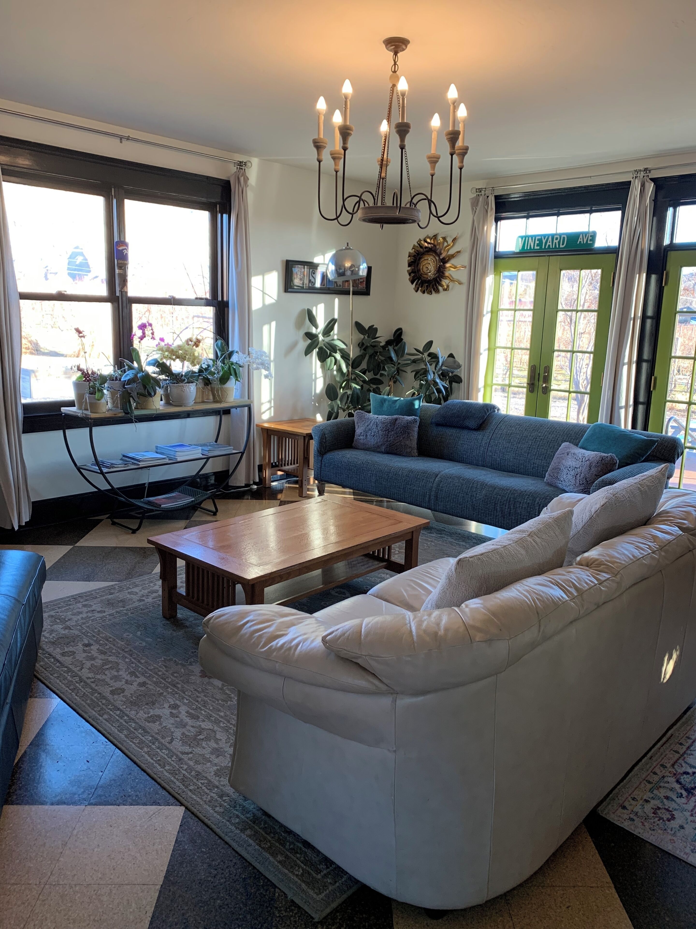 TV connectée, lecteur de DVD, livres, vidéothèque