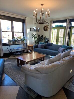 Älytelevisio, DVD-soitin, kirjoja, videokirjasto