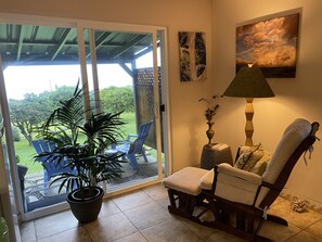 Smart TV, books, computer monitors - View, Value, Comfort, Clean, Gracious Host Available To Assist You In Planning (Hawi)