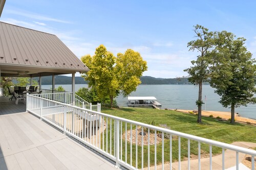 Spacious Lakefront Retreat 6BR, 7BA Private Dock Perfect for Family Reunions